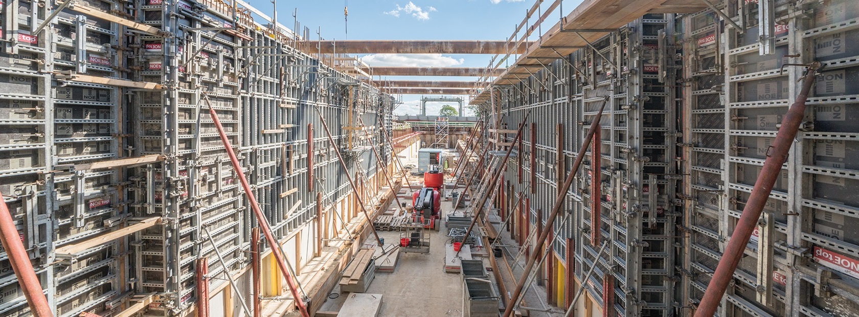 Deskowanie ścienne, które pracuje na wynik